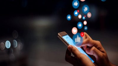 Sosyal medya platformlarının gençler üzerindeki olumlu ve olumsuz etkilerini keşfedin.