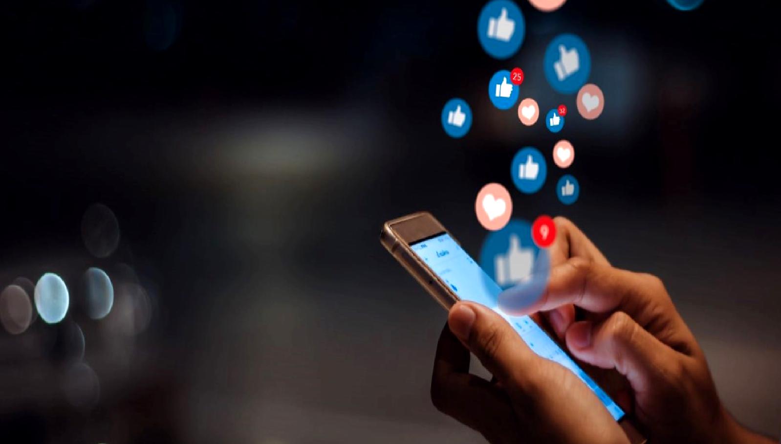 Sosyal medya platformlarının gençler üzerindeki olumlu ve olumsuz etkilerini keşfedin.