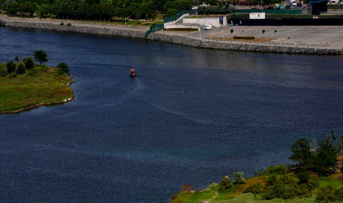 Su renkleri değişiyor konulu içeriğimizde, doğanın muhteşem renk değişimlerini keşfedin.
