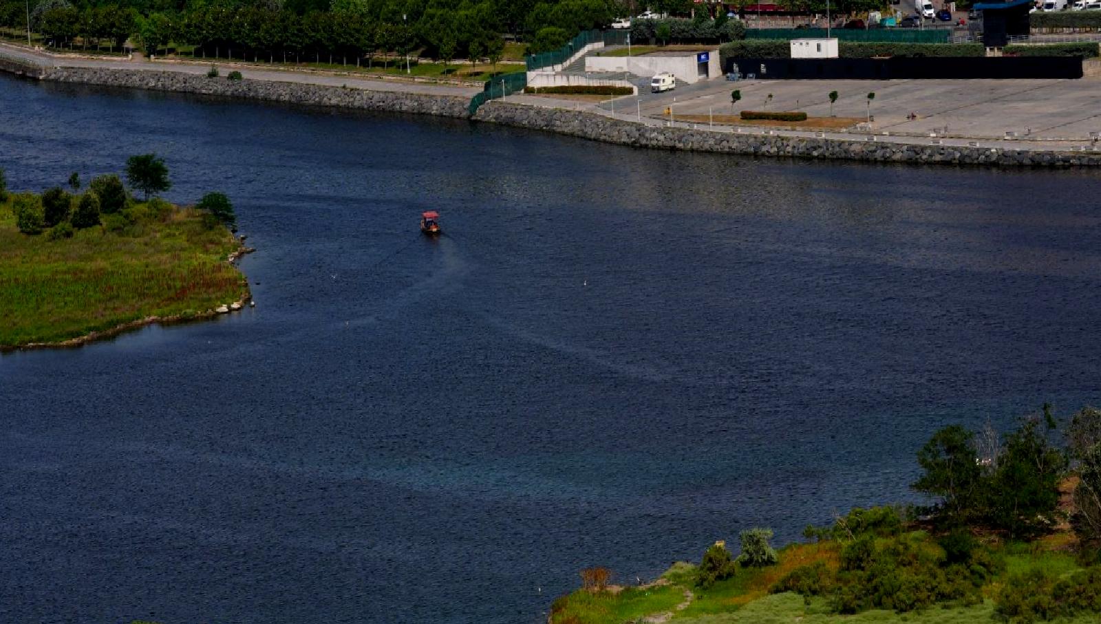 Su renkleri değişiyor konulu içeriğimizde, doğanın muhteşem renk değişimlerini keşfedin.