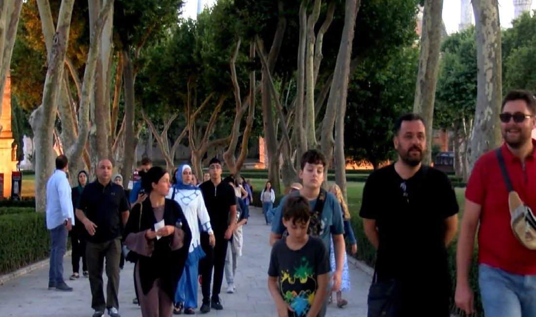 Topkapı Sarayı’nda Tarihi Gece Turu Heyecanı Topkapı Sarayı'nda Tarihi Gece Turu Heyecanı, tarihi atmosferiyle sizi büyüleyecek.