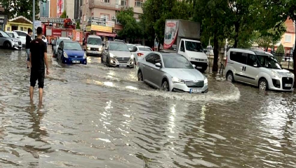 Yozgat Yerköy'de şiddetli yağışlar, hayatı olumsuz etkiledi. Hasarlar, ulaşım sorunları