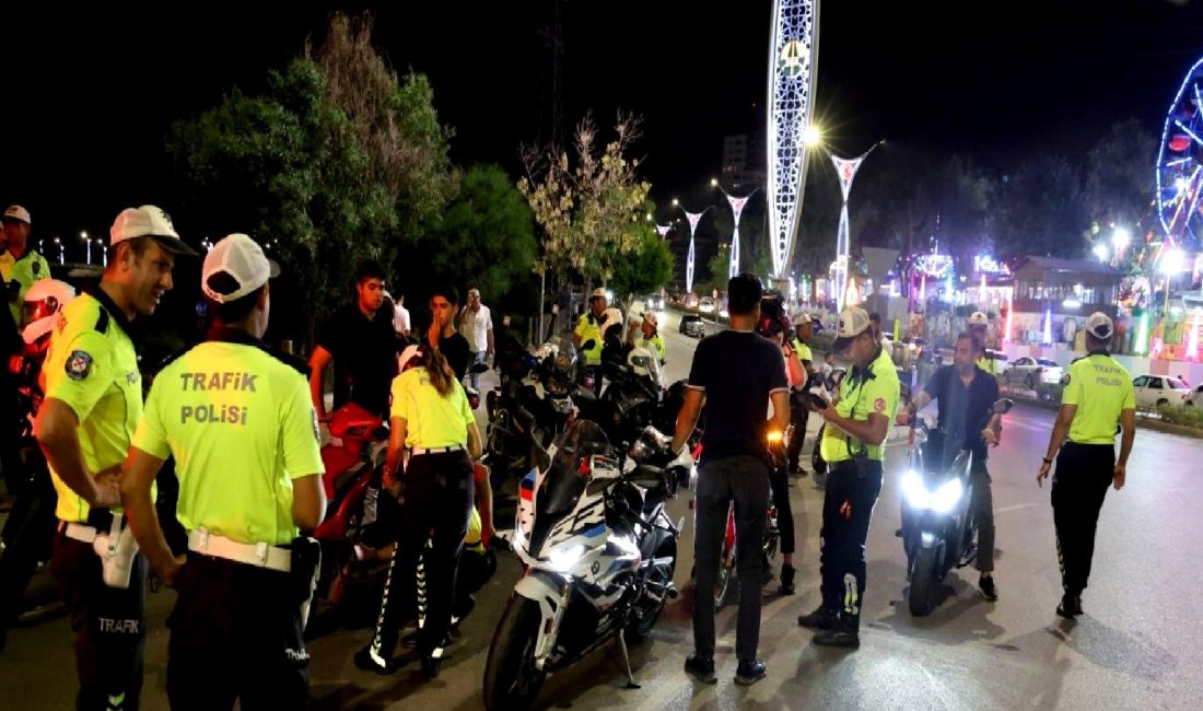 Adana’da Motosikletli Sürücülere Yönelik Trafik Denetimi Adana'da motosikletli sürücülere yönelik gerçekleştirilen trafik denetimleri, güvenli sürüşü teşvik