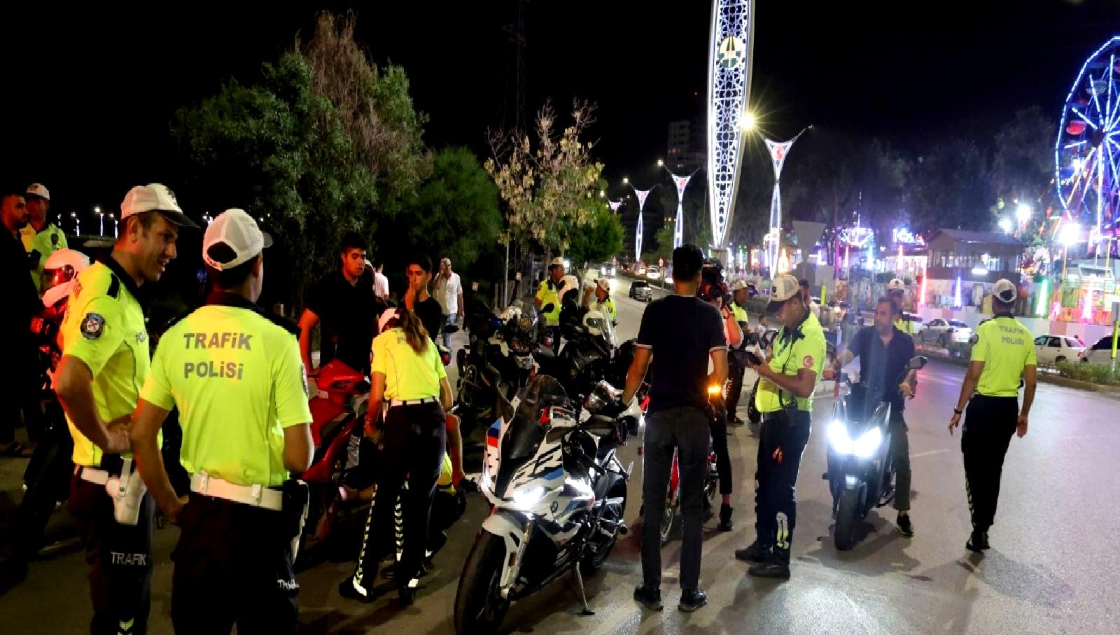 Adana'da motosikletli sürücülere yönelik gerçekleştirilen trafik denetimleri, güvenli sürüşü teşvik