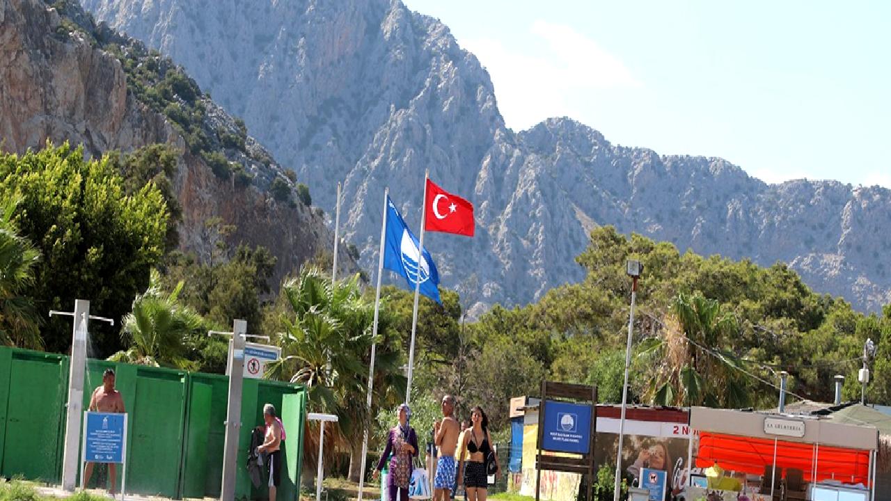 Antalya'nın temiz plajları ve sürdürülebilir çevre politikaları sayesinde mavi bayrak