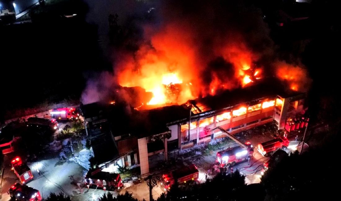 Arifiye’deki Kozmetik Fabrikasında Büyük Yangın! Arifiye'deki kozmetik fabrikasında meydana gelen büyük yangın olayı tüm bölgeyi