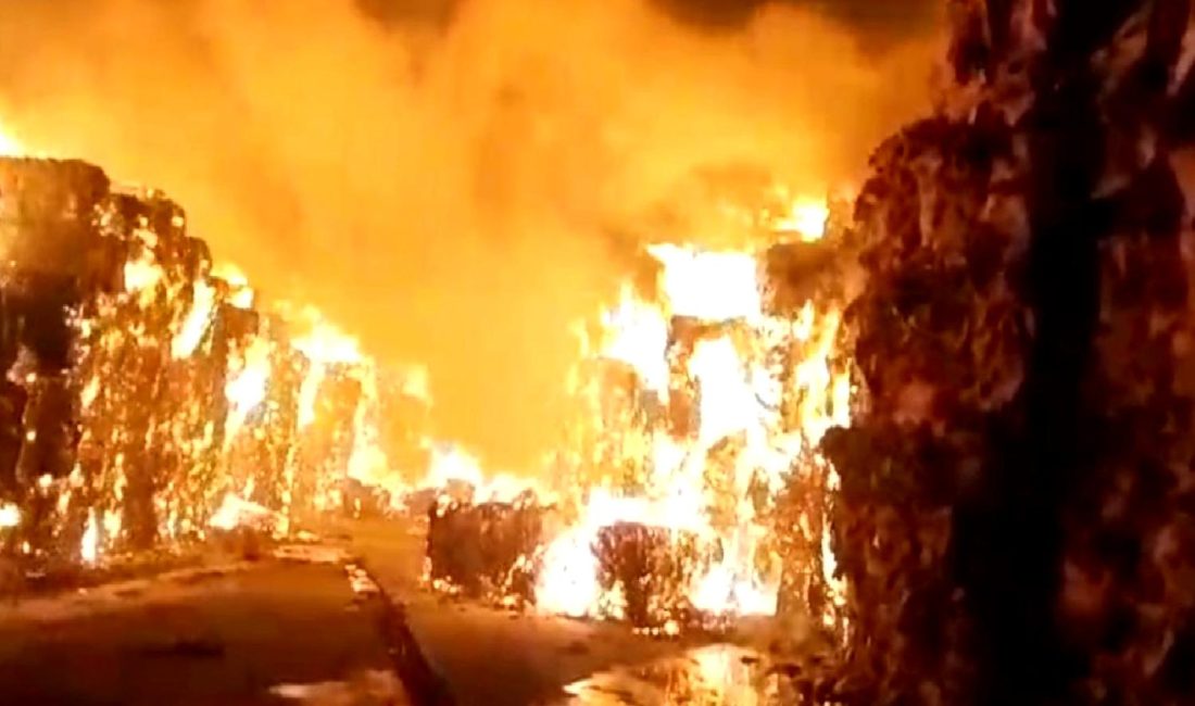 Aydın’daki Kipaş Kağıt Fabrikası Yangını Kontrol Altına Alınamadı Aydın'daki Kipaş Kağıt Fabrikası yangını kontrol altına alınamadı! İtfaiye ekipleri