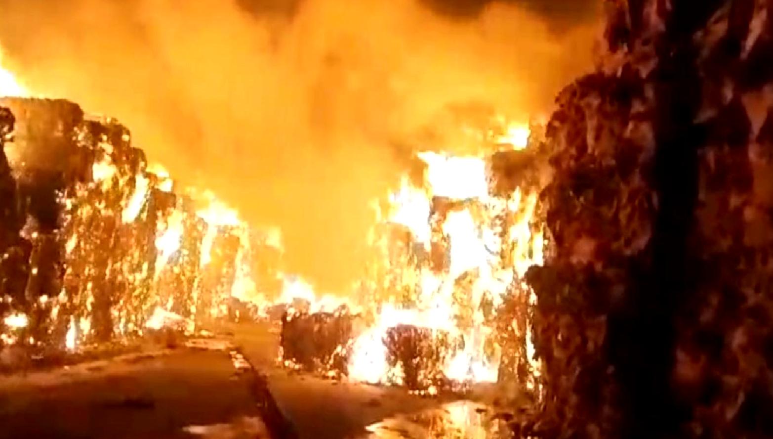 Aydın'daki Kipaş Kağıt Fabrikası yangını kontrol altına alınamadı! İtfaiye ekipleri