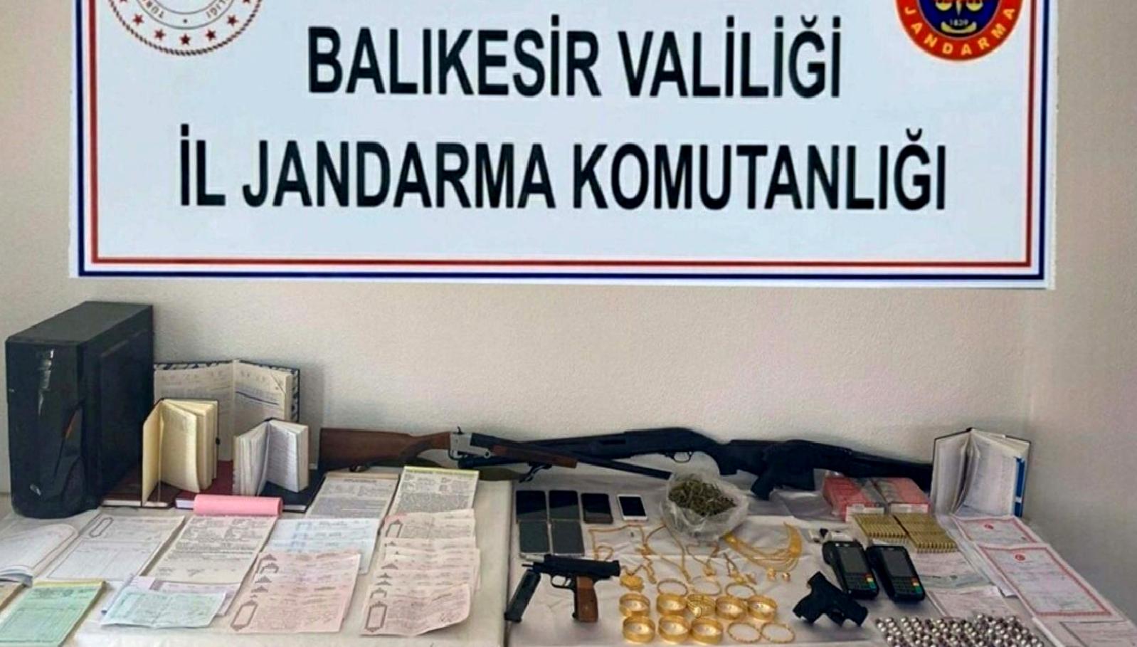 Ayvalık'ta düzenlenen büyük operasyonla suç örgütüne darbe vuruldu. Güvenlik güçleri,