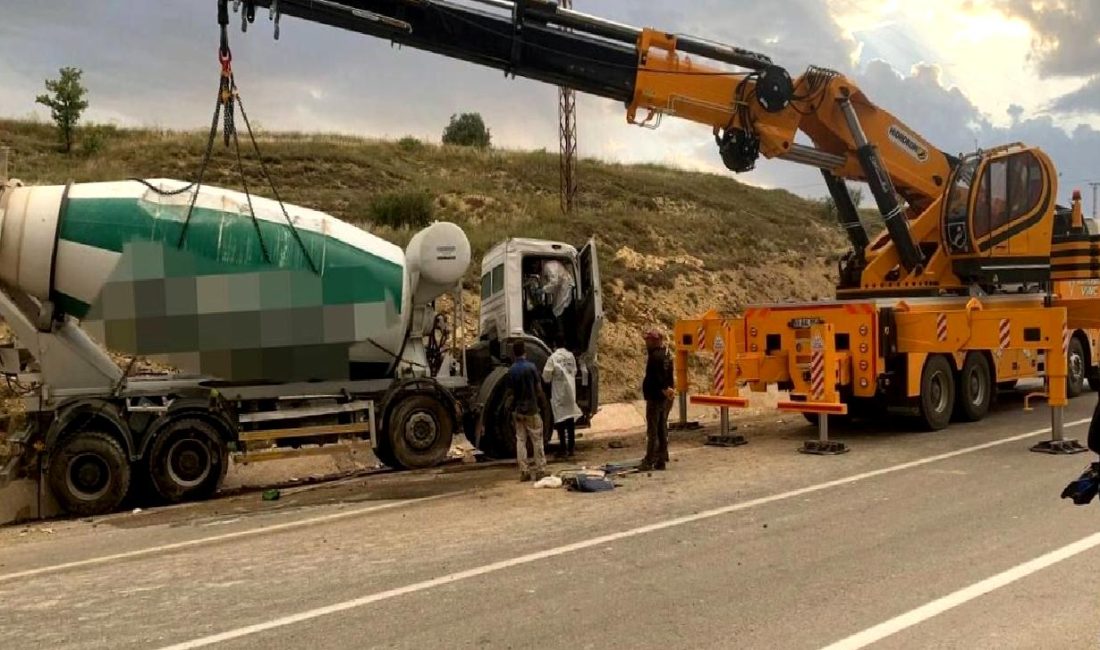 Bayburt’ta Beton Mikseri Yola Devrildi Bayburt'ta bir beton mikseri yola devrildi! Olay yerine hemen ekipler
