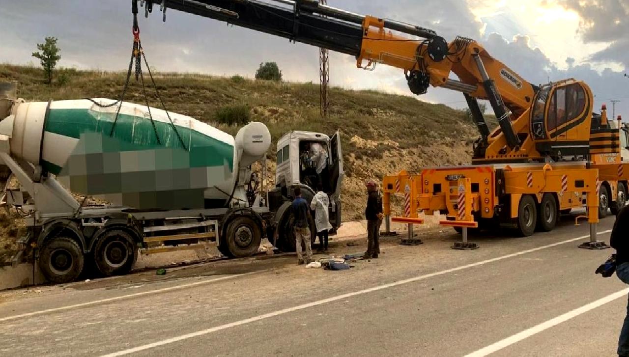 Bayburt'ta bir beton mikseri yola devrildi! Olay yerine hemen ekipler