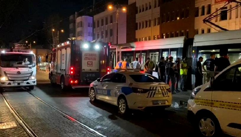 Beyazıt’ta Tramvay Raylarına Düşen Yolcu Hayatını Kaybetti Beyazıt'ta meydana gelen trajik olayda, tramvay raylarına düşen bir yolcu