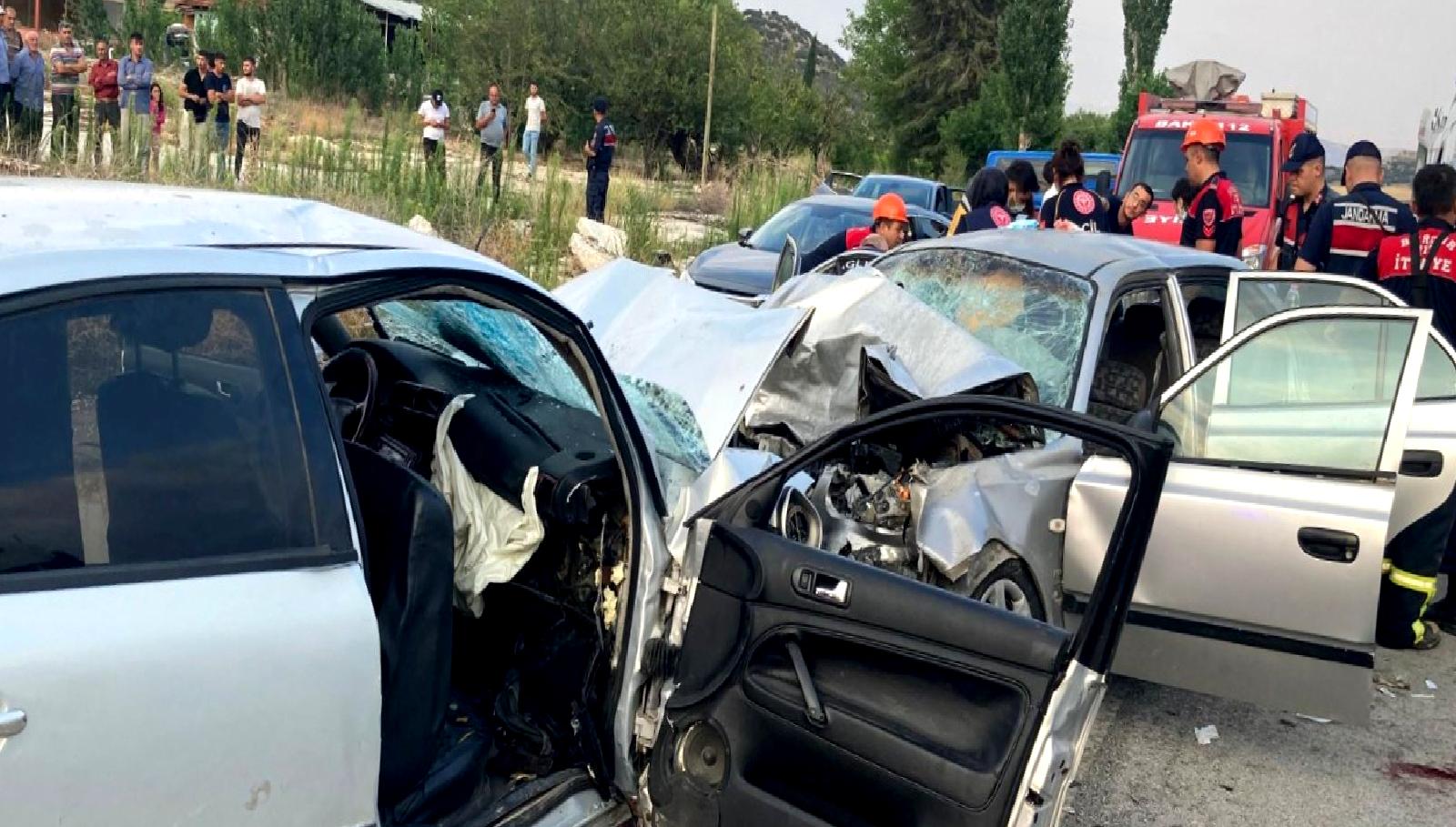 Burdur-Yeşilova yolunda meydana gelen kazada 1 kişi hayatını kaybederken, 9