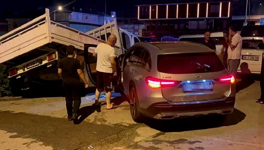 Bursa'da meydana gelen trafik kazasında bir otomobil, demir korkulukları aşarak