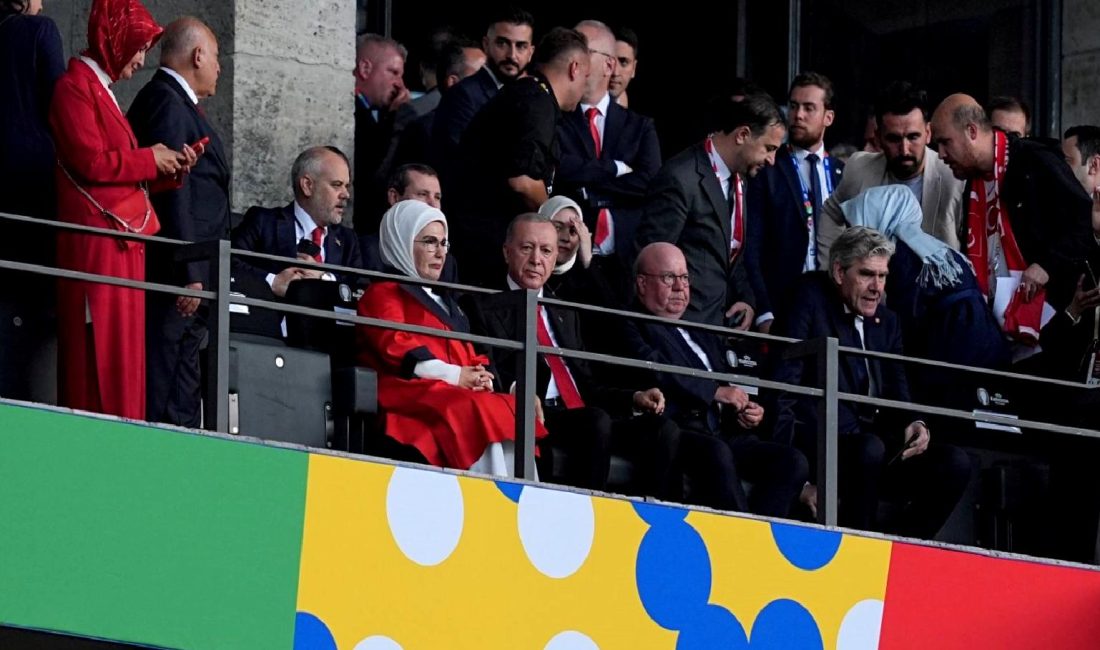 Cumhurbaşkanı Erdoğan, Milli Takımı Berlin’de Destekledi Cumhurbaşkanı Erdoğan, Milli Takımı Berlin'de destekledi. Türkiye'nin lideri, futbolculara ve