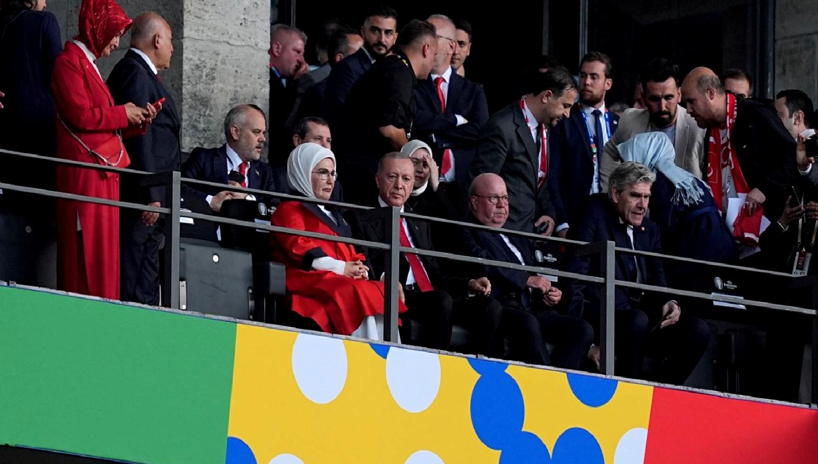 Cumhurbaşkanı Erdoğan, Milli Takımı Berlin'de destekledi. Türkiye'nin lideri, futbolculara ve