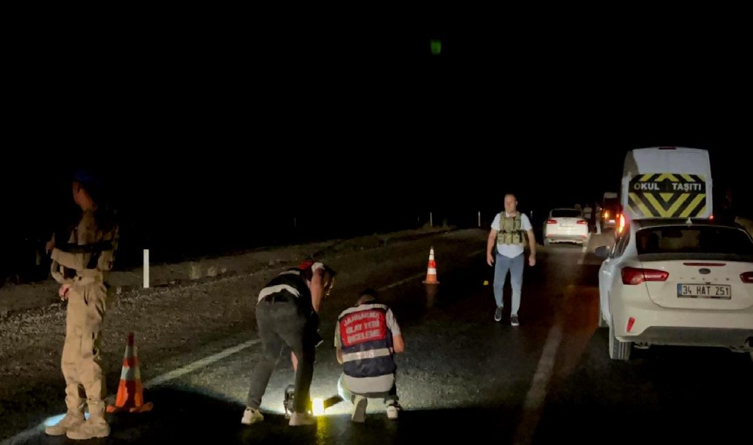 Diyarbakır-Bingöl Karayolunda Silahlı Saldırı: 6 Yaralı Diyarbakır-Bingöl karayolunda meydana gelen silahlı saldırıda 6 kişi yaralandı. Saldırı
