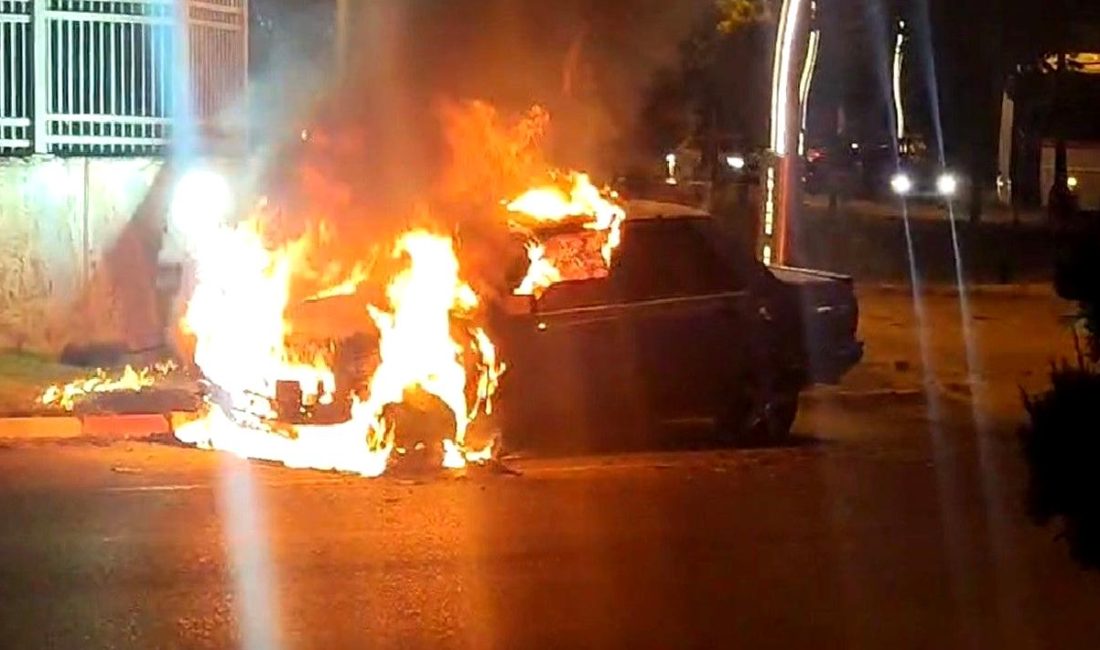 Edirne'de meydana gelen kaza sonucu bir otomobil alev aldı. Yapılan