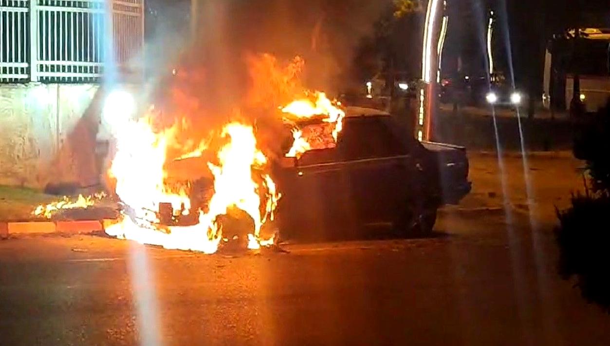 Edirne'de meydana gelen kaza sonucu bir otomobil alev aldı. Yapılan