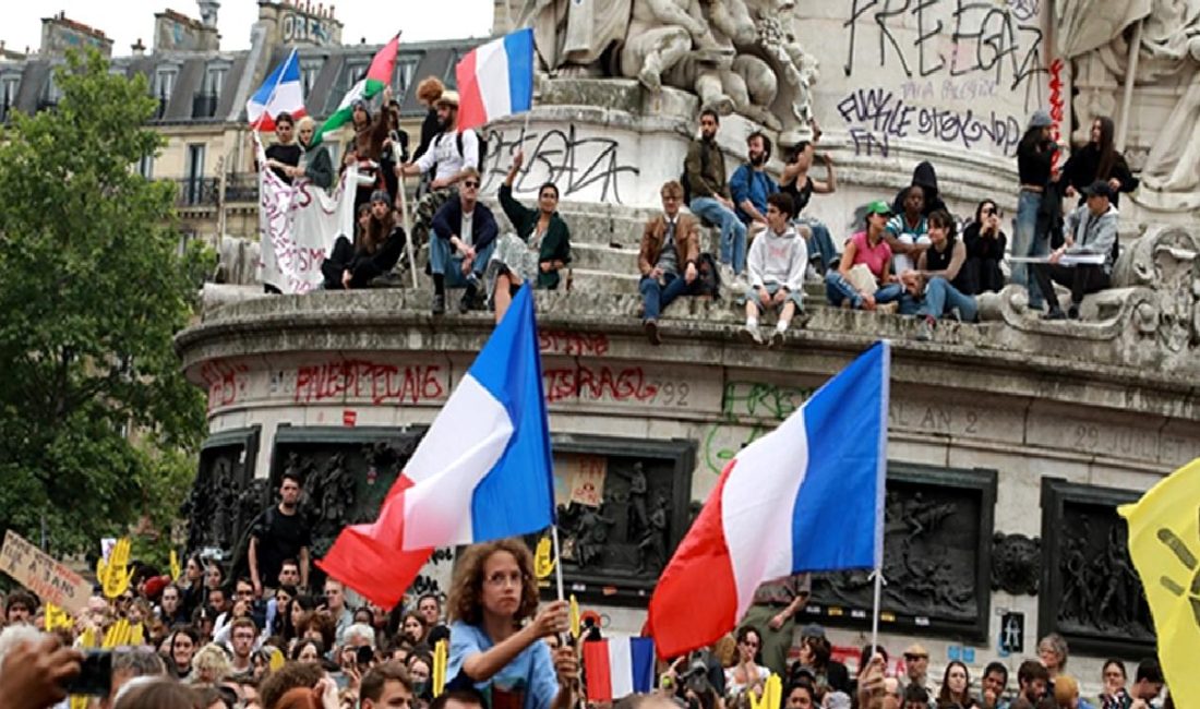 Farklı Sendikalar ve Derneklerin Çağrısıyla Aşırı Sağ Karşıtı Gösteri Farklı sendikalar ve derneklerin çağrısıyla düzenlenen aşırı sağ karşıtı gösteri,