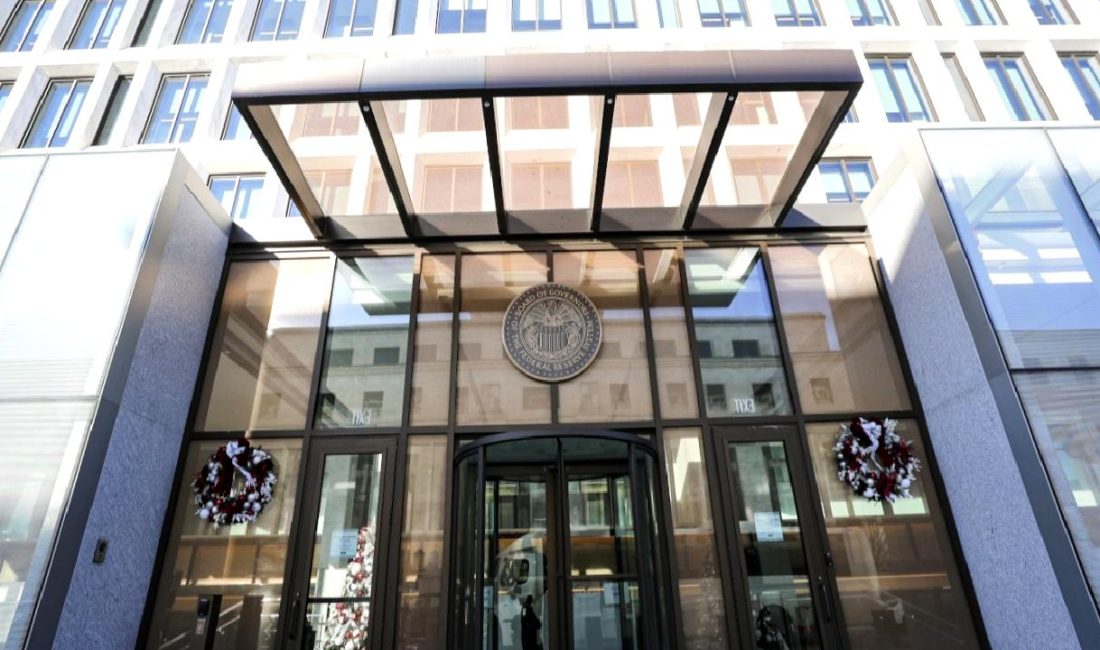 Fed Tutanakları: Faiz İndirme Konusunda Acele Yok Fed tutanaklarına göre faiz indirme konusunda acele edilmesine gerek olmadığı