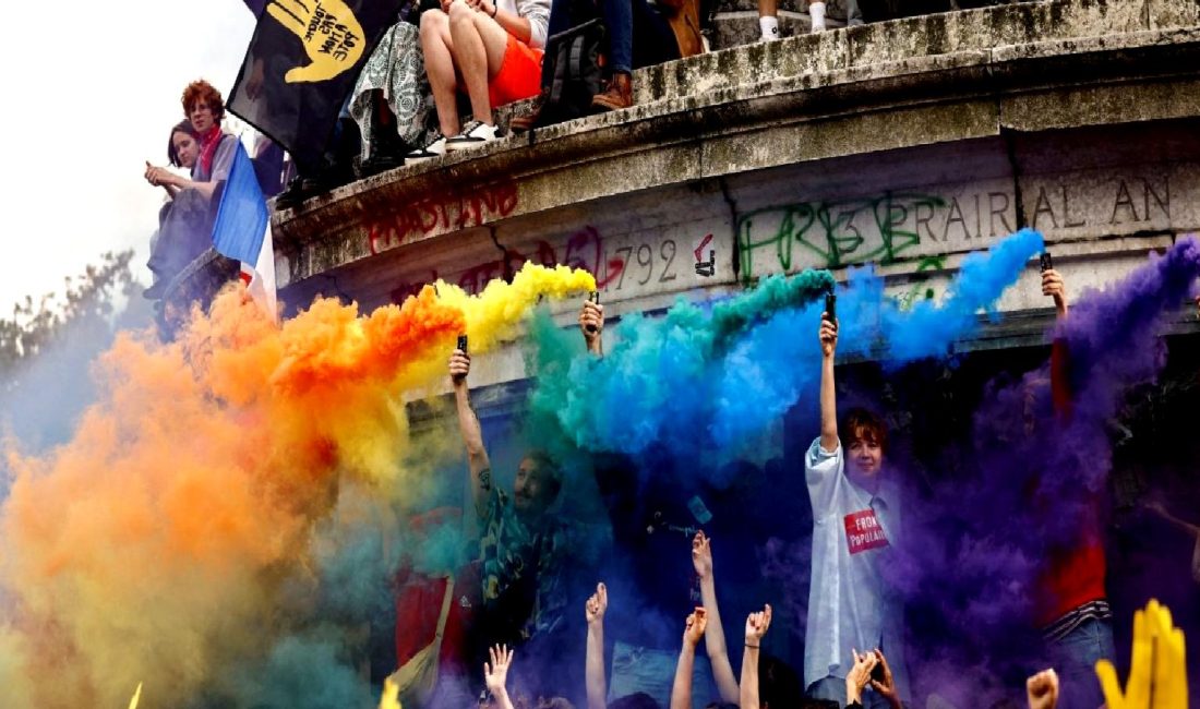 Fransa'da aşırı sağ karşıtı gösteri, Paris sokaklarını doldurdu. Protestocular, aşırı