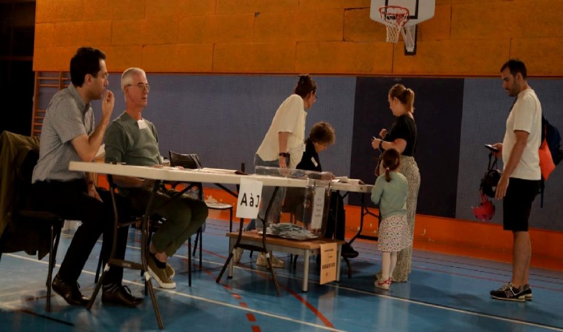 Fransa'da Milletvekili Seçimleri devam ediyor. Fransız halkı, yeni milletvekillerini seçmek