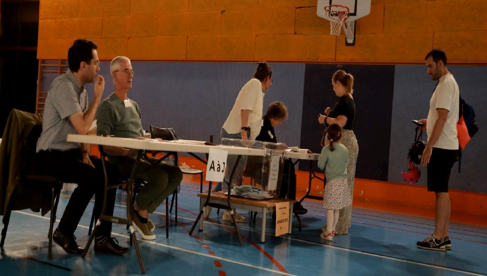 Fransa'da Milletvekili Seçimleri devam ediyor. Fransız halkı, yeni milletvekillerini seçmek