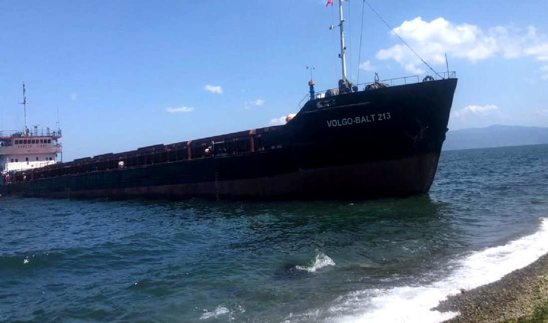 Gemi Karaya Oturdu: Tirilye Mahallesi’nde Operasyon Başlatıldı Bursa'nın Mudanya ilçesinde bulunan Tirilye Mahallesi'nde gemi karaya oturdu. Olayın