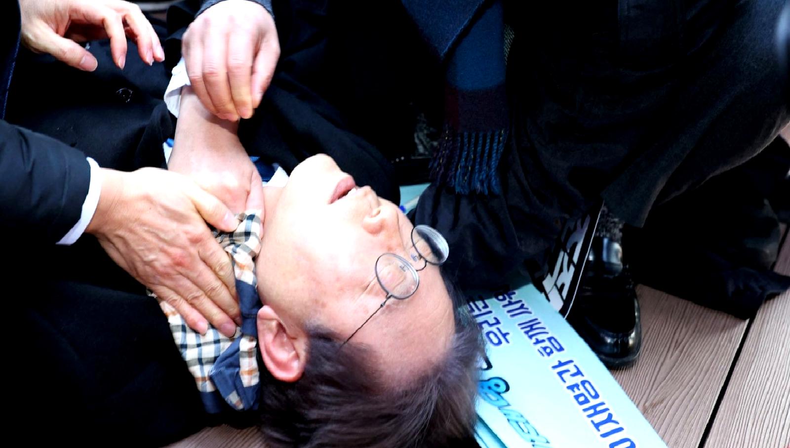 Güney Kore'de muhalefet liderine yapılan bıçaklı saldırıda saldırganın cezası belirlendi.