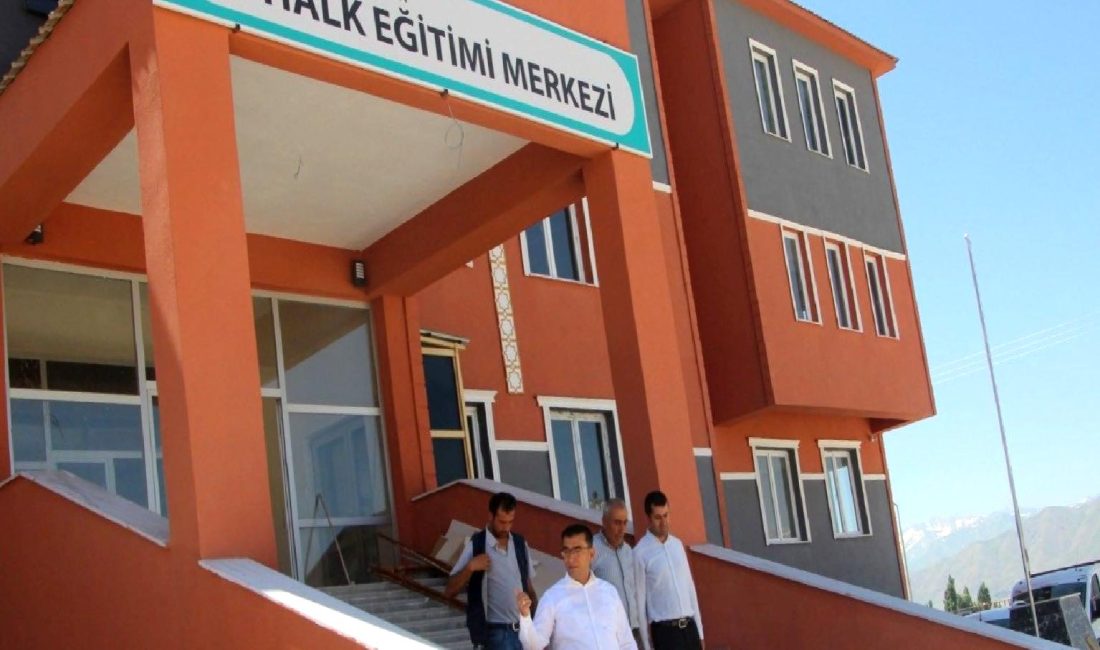 Hakkari Yüksekova İlçe Milli Eğitim Müdürü, ilçedeki okul inşaatlarını yerinde