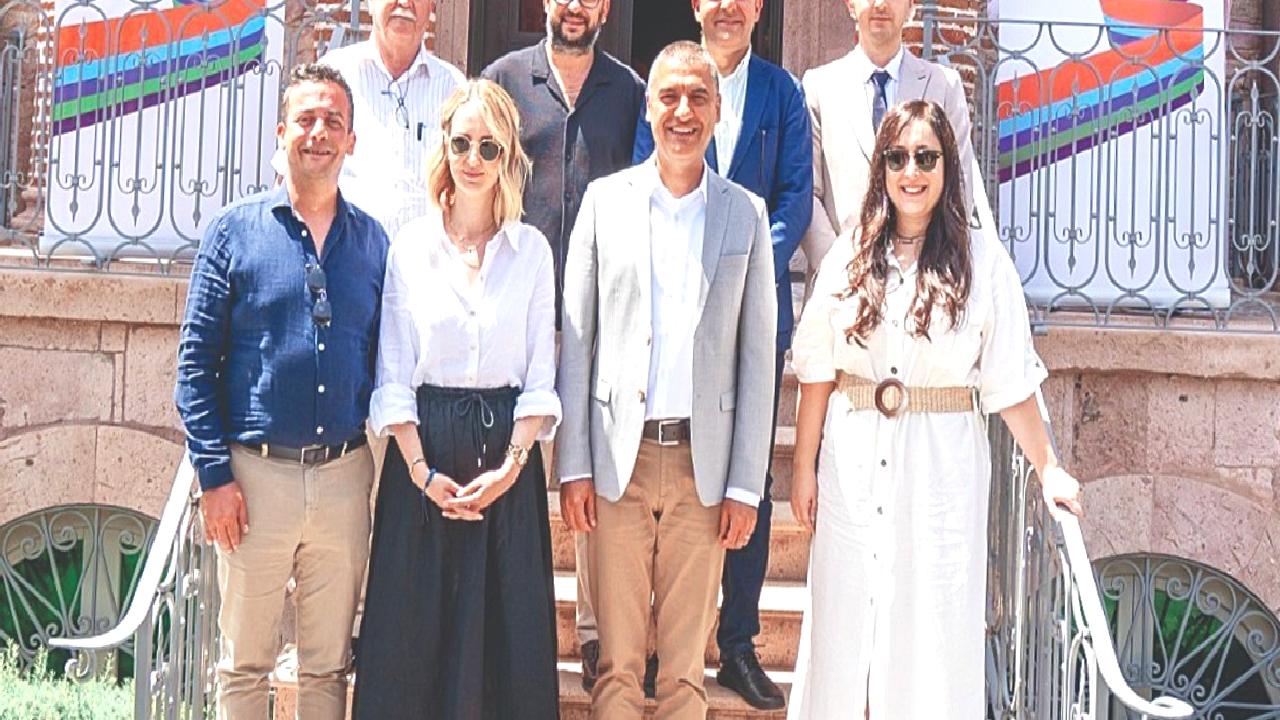 Hepsiburada'nın e-ticaretteki başarısının ardındaki stratejiler ve iş ortaklıkları incelendi. Türkiye'nin