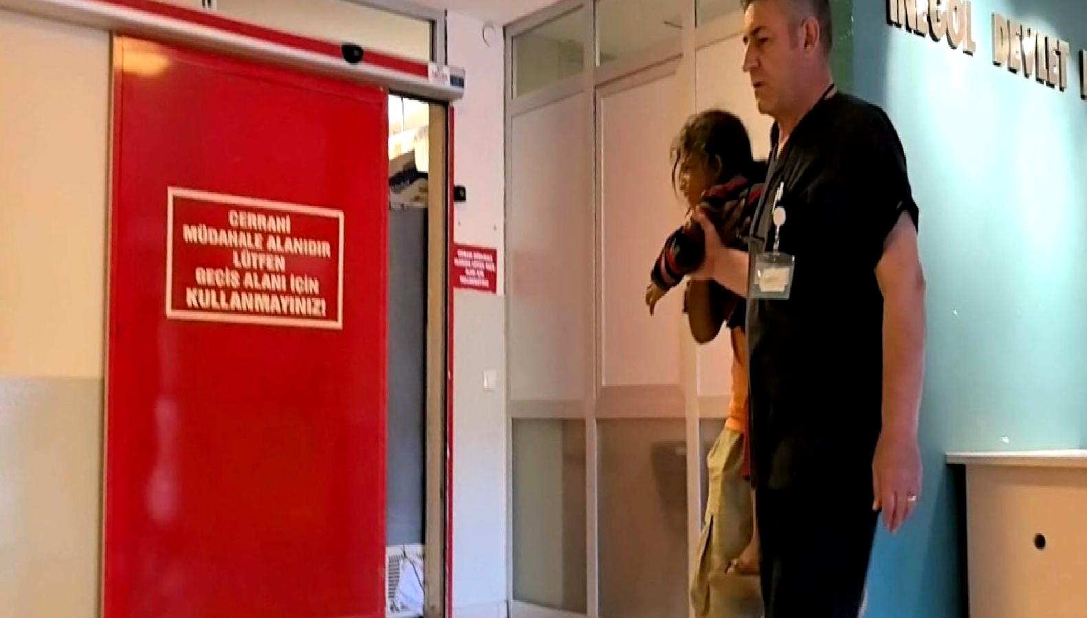 İnegöl'de patates tarlasında oyun oynayan çocuk, yanlışlıkla bıçakla yaralandı. Olayın