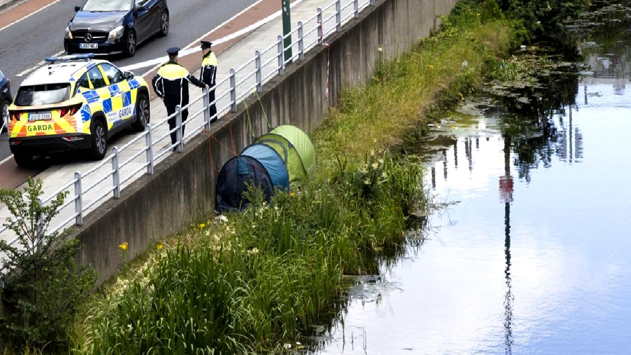 İrlanda'nın başkenti Dublin'in kanalında bulunan iki ceset, gizemli bir olayın