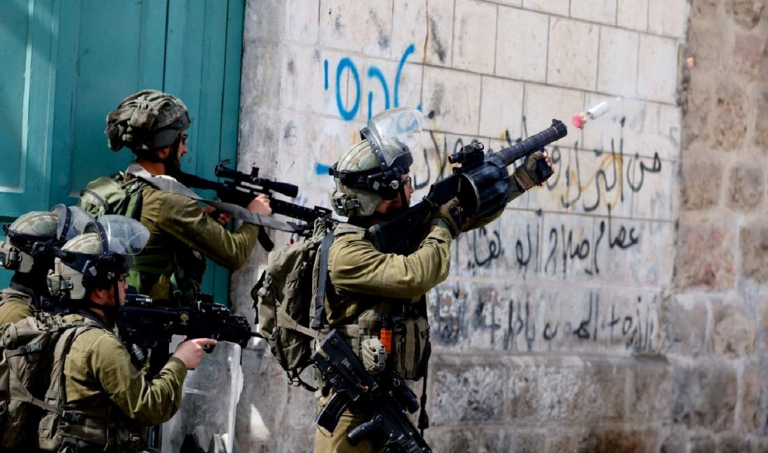 İsrail Askerleri Filistinli Mahallelere Baskın Düzenledi İsrail askerleri Filistinli mahallelere baskın düzenledi. Olaylar sonucunda çatışmalar yaşandı