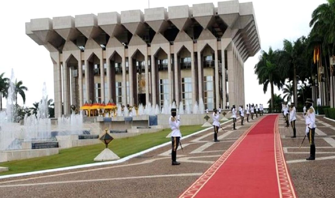 Kamerun Sarayına Hırsız Girdi Kamerun Sarayı'na hırsız girdi! Bu olayın detaylarını ve yaşananları öğrenmek
