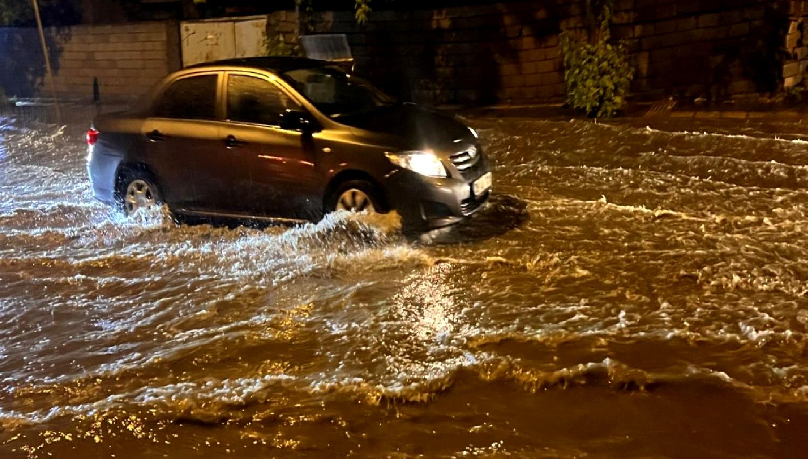 Kars'ta yaşanan şiddetli yağışlar hayatı olumsuz etkiledi. Yollar kapanırken, ulaşım