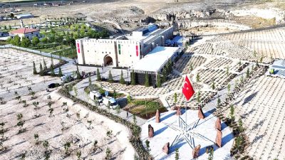 Tarihi kervansarayın restorasyon süreci ve muhteşem açılışı hakkında detaylı bilgiler.