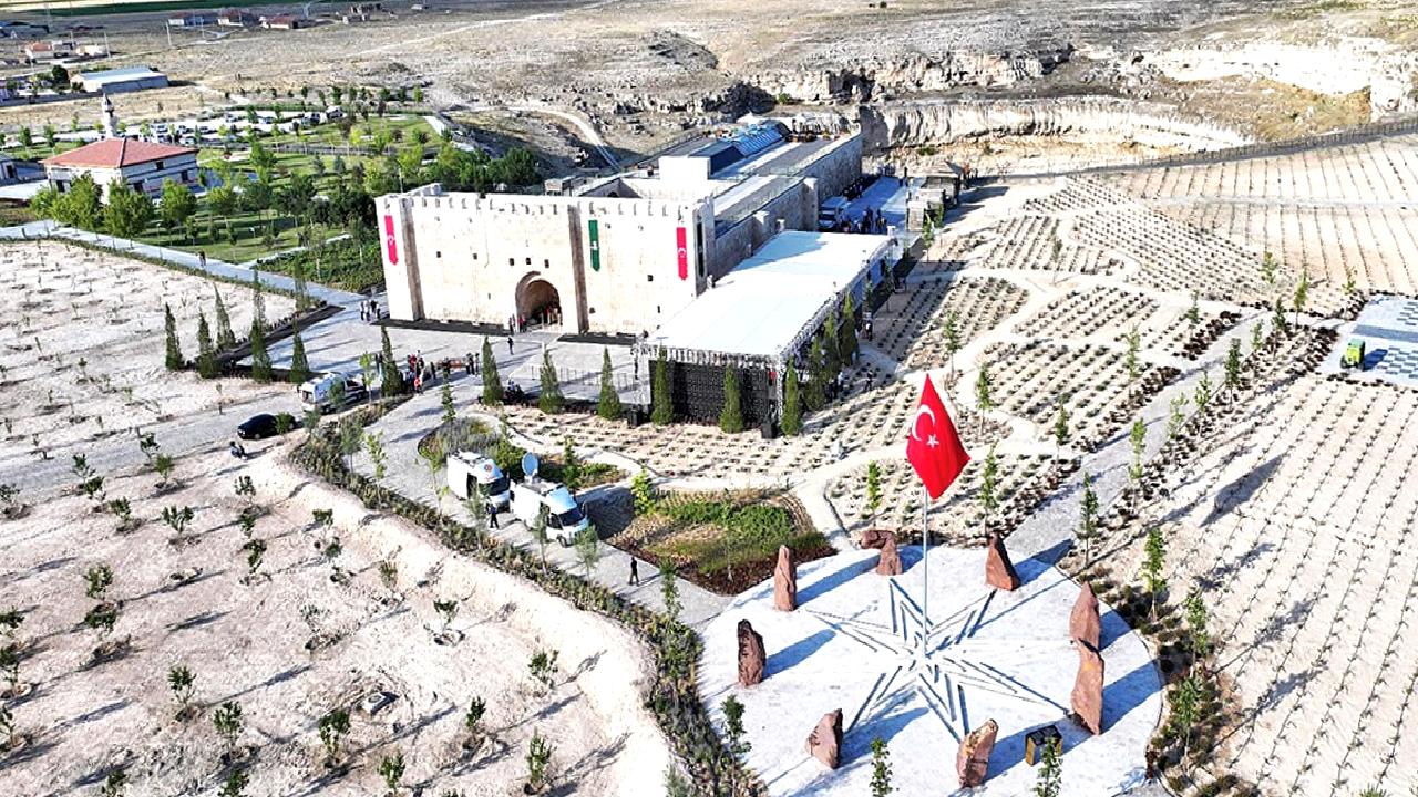 Tarihi kervansarayın restorasyon süreci ve muhteşem açılışı hakkında detaylı bilgiler.