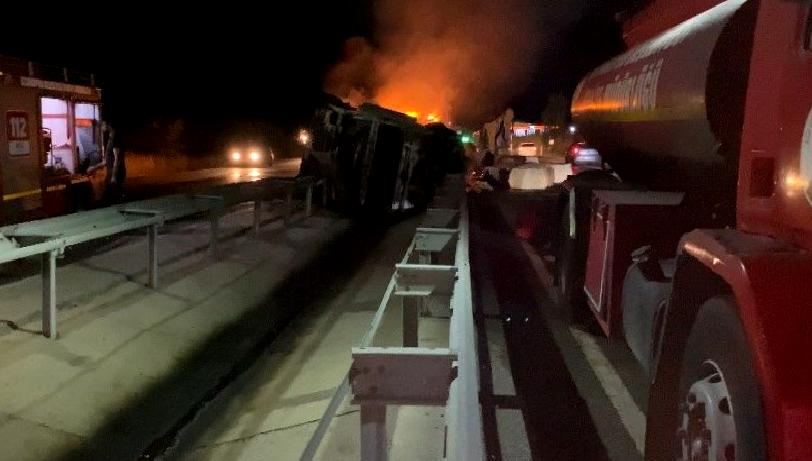 Kırcasalih Beldesinde Pamuk Yüklü TIR’ın Kaza Sonucu Alev Aldığı Olay Kırcasalih beldesinde meydana gelen kaza sonucu pamuk yüklü bir TIR