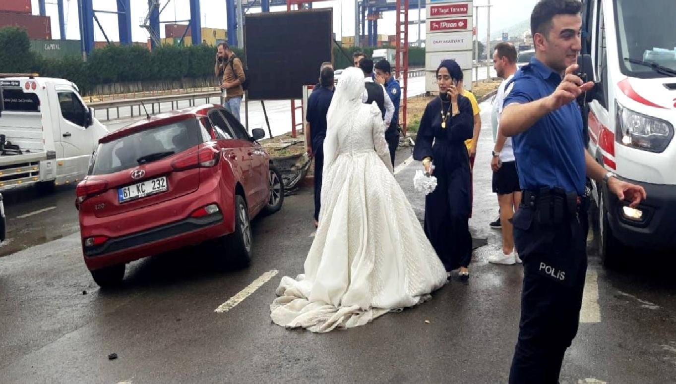 Körfez'de sürücüsünün direksiyon hakimiyetini kaybettiği araç, refüje çarptı. Kazada yaralanan