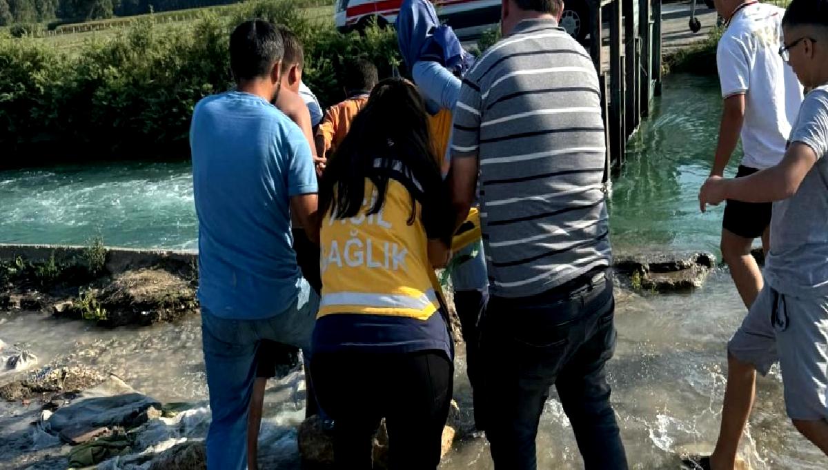 Mahalle muhtarı, suda sürüklenen çocuğa yetişmek için çabalar. Dramatik anlar