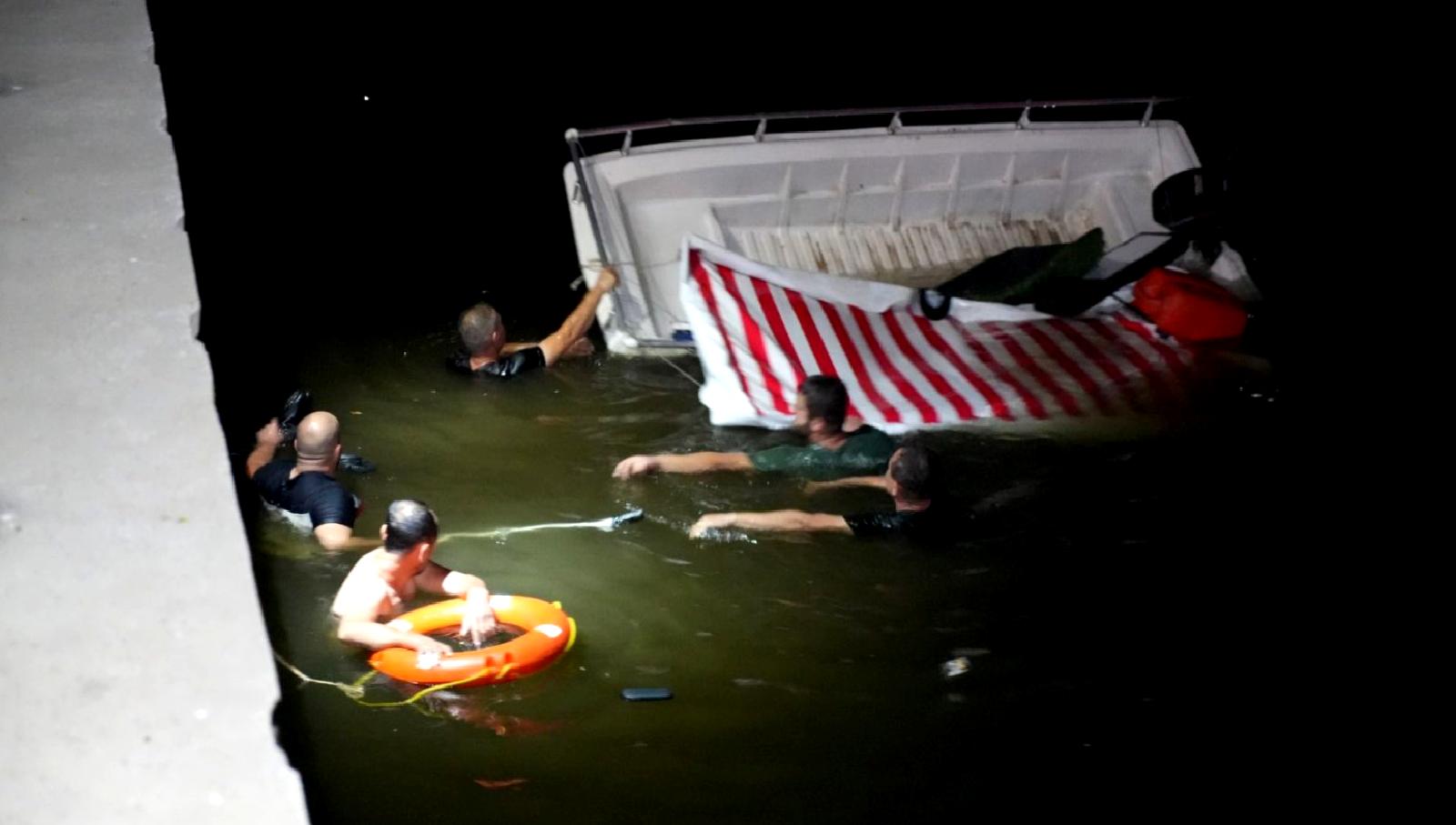 Meriç Nehri'nde tekne alabora oldu, 5 kişi nehirde mahsur kaldı.
