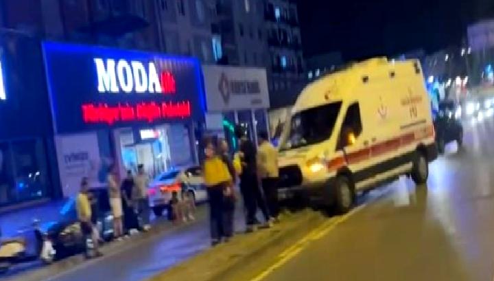 Müftü Mahallesi'nde meydana gelen trafik kazasında, bir ambulans refüje çarptı.