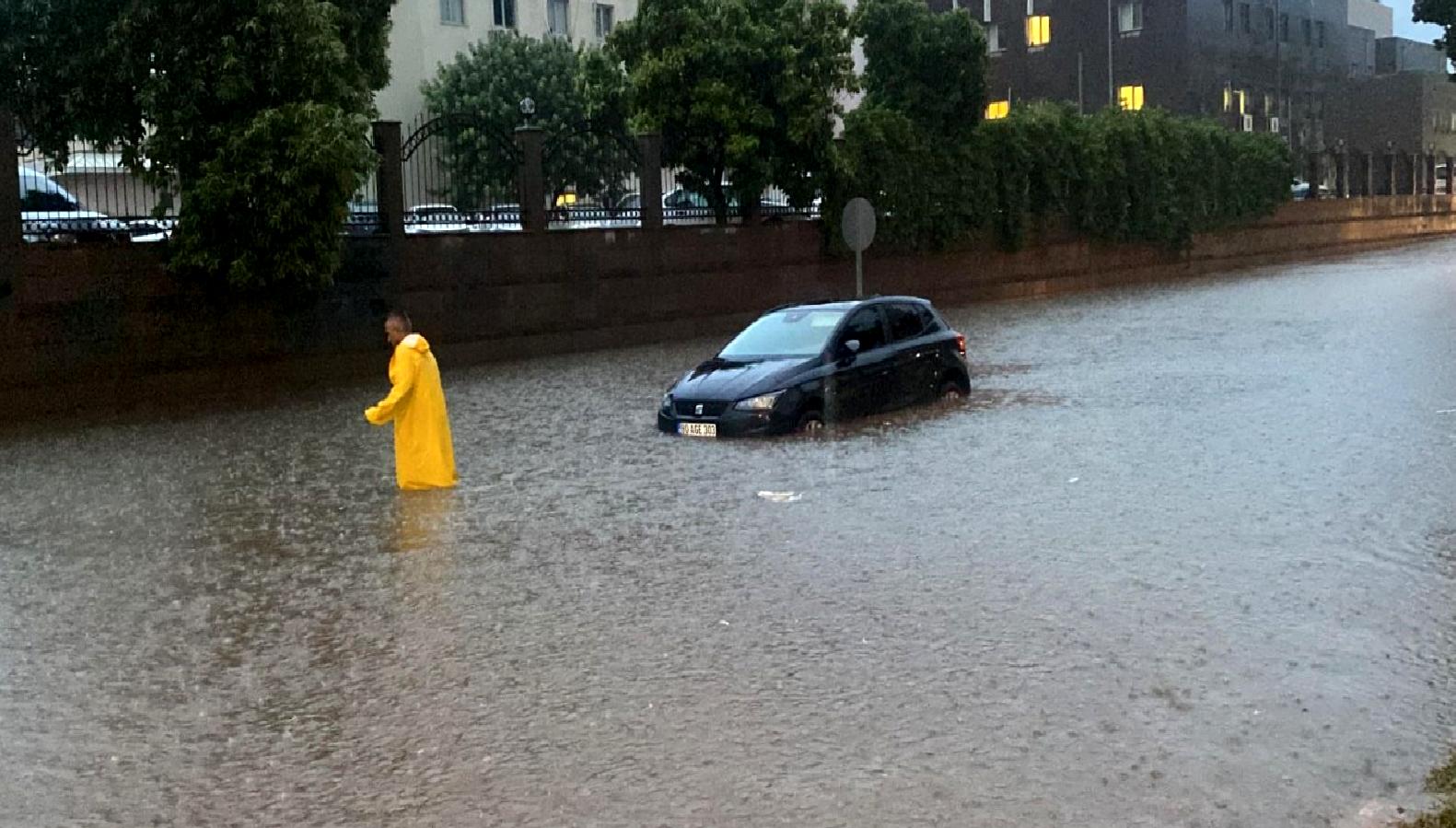 Osmaniye'de meydana gelen sağanak yağış, günlük yaşamı olumsuz etkiledi. Sokaklar