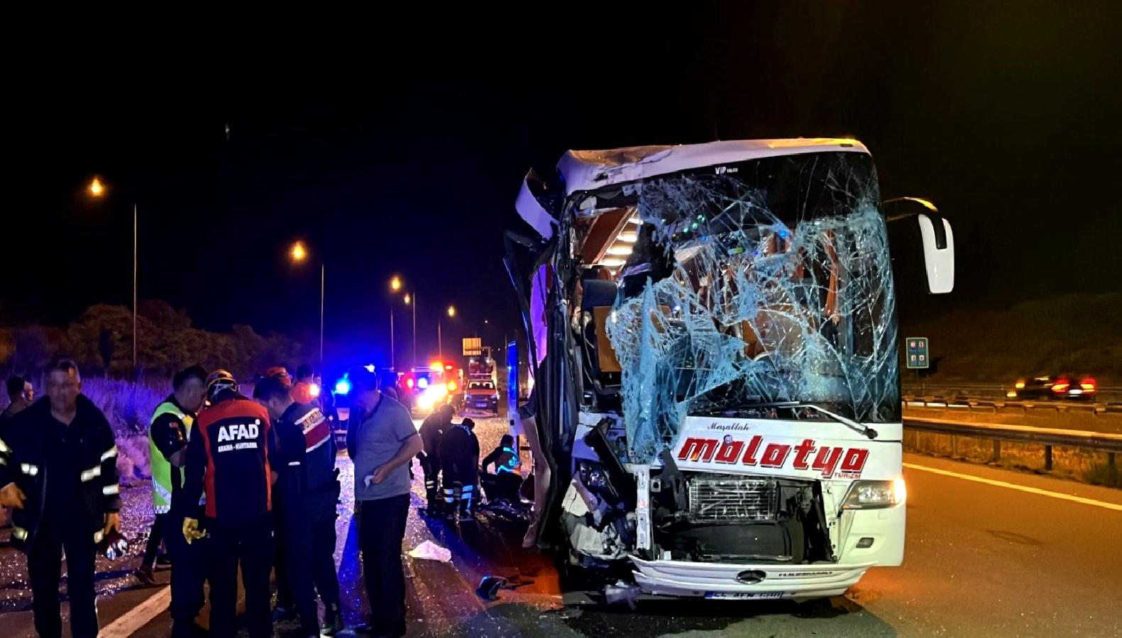 Otoyolda meydana gelen kaza, iki yolcu otobüsünün çarpışması sonucunda gerçekleşti.
