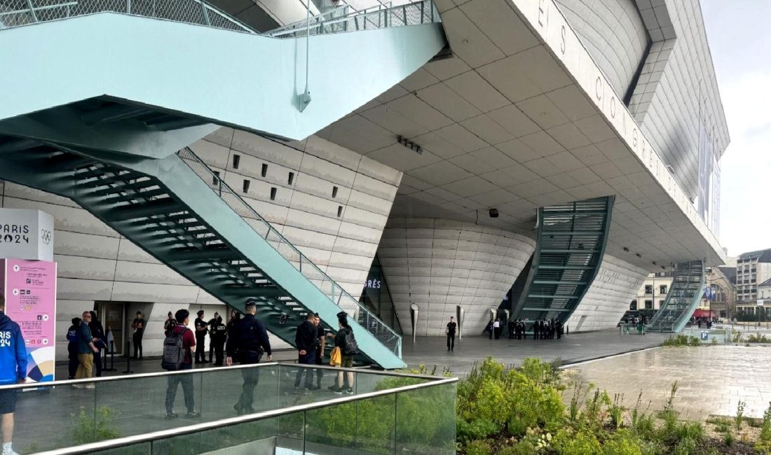 Paris Kongre Merkezi’nde Güvenlik Önlemleri Artıyor Paris Kongre Merkezi'nde güvenlik önlemleri artıyor. Etkinliklerde katılımcıların güvenliğini sağlamak