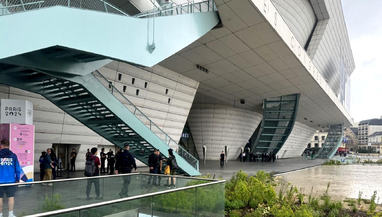 Paris Kongre Merkezi'nde güvenlik önlemleri artıyor. Etkinliklerde katılımcıların güvenliğini sağlamak