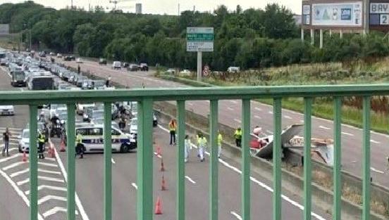 Paris'te meydana gelen trajik uçak kazasında Seine-et-Marne bölgesinde küçük bir