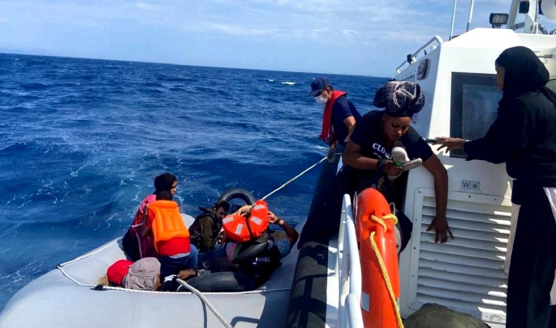 Sahil güvenlik ekipleri, denizdeki tehlikelere karşı görevlerini yerine getirerek düzensiz